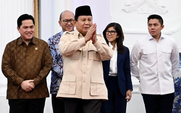 Thumbnail Usai Ratas Presiden Prabowo Subianto mengumumkan serangkaian kebijakan strategis yang bertujuan untuk menjaga stabilitas dan meningkatkan daya beli masyarakat dalam rangka mendorong pertumbuhan ekonomi. Salah satunya terkait kewajiban menyimpan Devisa Hasil Ekspor Sumber Daya Alam (DHE SDA) di dalam negeri. (Foto: BPMI Setpres/Rusman)