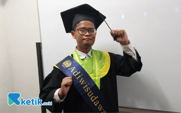 Thumbnail Berita - Perjuangan Tak Kenal Lelah: Dari Anak Buruh Tani Menjadi Wisudawan Terbaik