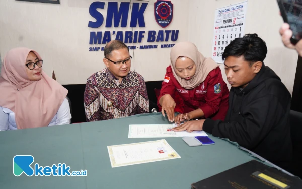 Pj Wali Kota Batu Bantu Warga Kesulitan Ambil Ijazah hingga Berikan Motivasi Siswa SMAK Yos Sudarso