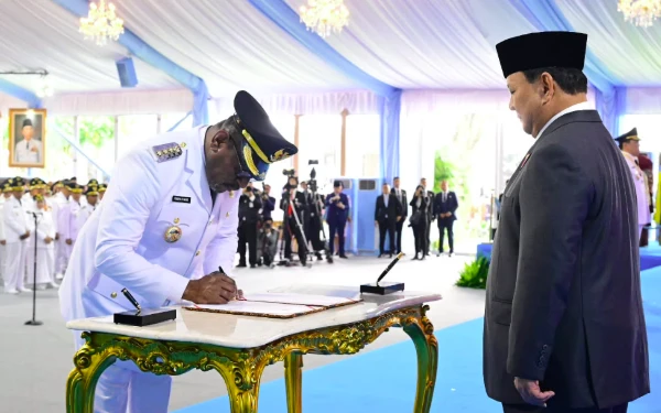 Thumbnail Dalam pelantikan itu, 33 gubernur dan 33 wakil gubernur, 363 bupati, 362 wakil bupati, 85 wali kota, dan 85 wakil wali kota mengangkat sumpah dalam sebuah prosesi. Berkumpul di Monumen Nasional, para kepala daerah berjalan bersama menuju Istana Presiden diiringi marching band taruna Institut Pemerintahan Dalam Negeri (IPDN). (Foto: IG Setkab)