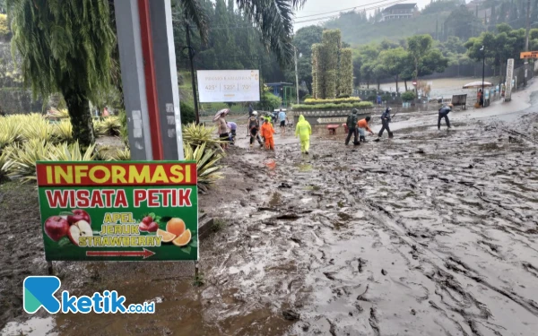 Diterjang Banjir, Akses Masuk Wisata Selecta Kota Batu Tertutup Lumpur