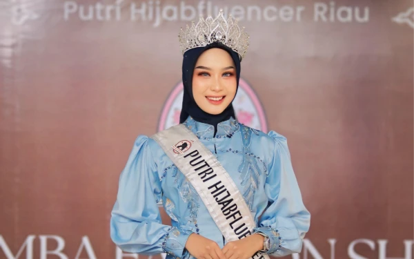 Thumbnail Fashion show yang dihadiri winner Putri Hijabfluencer Riau 2024, Annisa Indriana, bertemakan colorfull nusantara. (Foto: Nisa for Ketik.co.id)