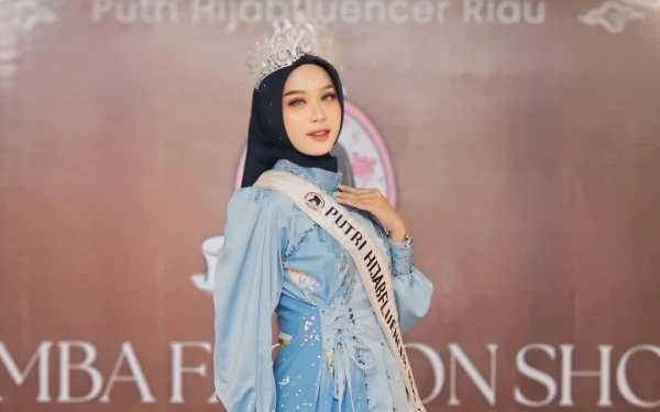 Thumbnail Potret winner Putri Hijabfluencer Riau 2024, Annisa Indriana, kala menjadi juri fashion show. (Foto: Nisa for Ketik.co.id)