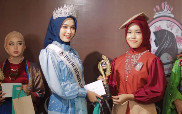 Thumbnail Kegiatan lomba fashion show yang dihadiri Annisa Indriana sebagai winner Putri Hijabfluencer Riau 2024 ini diselenggarakan oleh Putri Hijab Riau. (Foto: Nisa for Ketik.co.id)