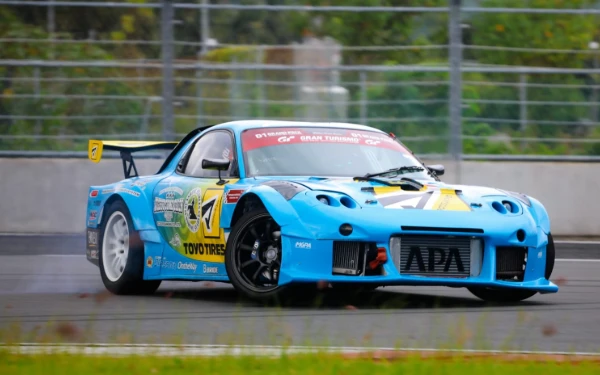 Thumbnail Mobil ini bukan sembarangan. Mazda RX-7 Quad-Rotor ini dari rumah modifikasi RE Amemiya Jepang. Komunitas JDM (Japanese Domistic Market) dan komunitas drifting di Indonesia jelas familiar dengan sejarah kendaraan Mazda RX-7 Quad-Rotor ini. Ini adalah mobil yang pernah dipakai untuk kejuaraan drifting D1 Jepang 2024  dan menjadi juara. (Foto: MGPA)