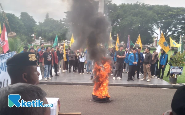 Thumbnail Berita - Aliansi Cipayung Pacitan Gugat Istana: Butuh Solusi, Bukan Efisiensi