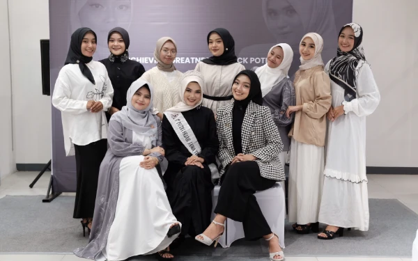 Thumbnail Tidak hanya seminar dan talkshow, acara Putri Hijab Indonesia Jawa Timur dan Karita Surabaya ini juga diramaikan dengan fashion show, hiburan, dan challenge dengan berbagai hadiah menarik. (Foto: Putri Hijab Indonesia Jawa Timur for Ketik.co.id)