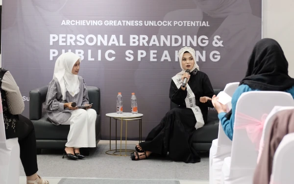 Thumbnail Momen kegiatan yang sukses digelar atas kerjasama Putri Hijab Indonesia Jawa Timur dengan Karita Surabaya bertempat di Karita Store Surabaya. (Foto: Putri Hijab Indonesia Jawa Timur for Ketik.co.id)