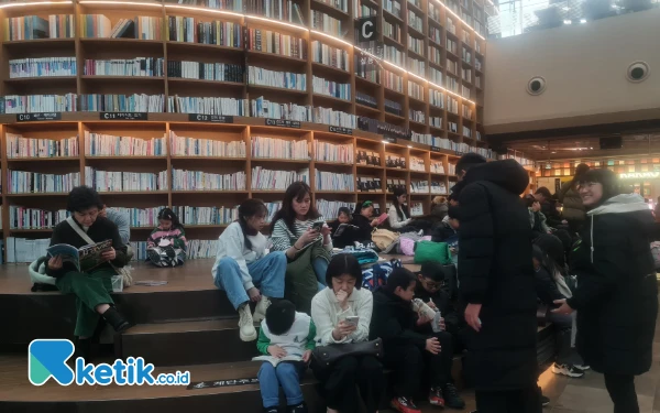 Thumbnail Pengunjung mall tampak menikmati membaca koleksi buku di Starfield Library COEX Mall, Seoul, Korsel. (Foto: Nasya Haura/Ketik.co.id)