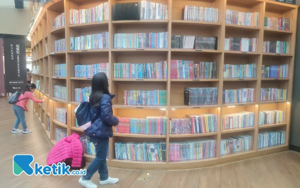 Thumbnail Salah satu sudut Starfield Library yang menyediakan berbagai genre buku. (Foto: Nasya Haura/Ketik.co.id)