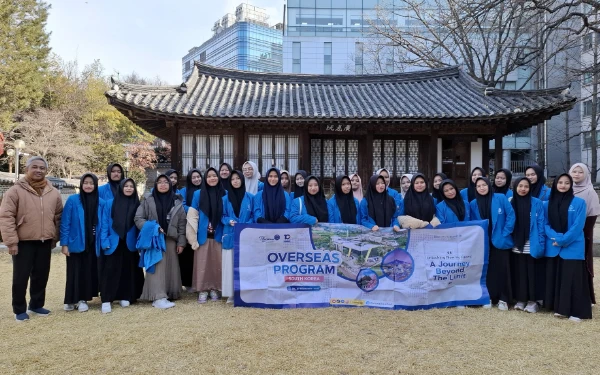 Thumbnail Foto bersama rombongan Thursina IIBS dalam Overseas Program di Seoul, Korea Selatan. (Foto: Nasya Haura/Ketik.co.id)