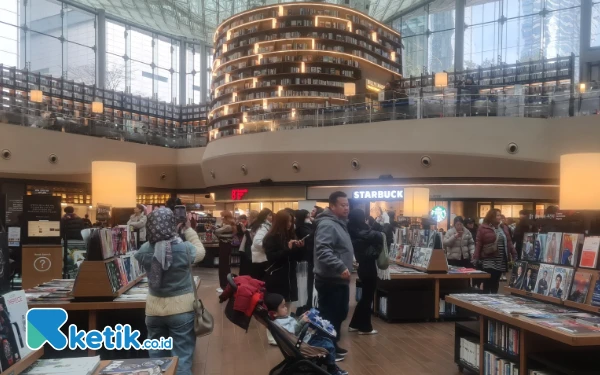 Thumbnail Starfield Library salah satu perpustakaan raksasa paling unik di dunia karena design unik dan berada di dalam mall. (Foto: Nasya Haura/Ketik.co.id)