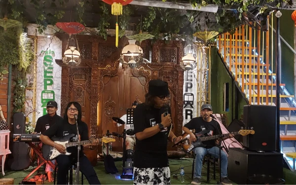 Hujan Tak Surutkan Pecinta Koes Plus Bernostalgia di Babat Lamongan
