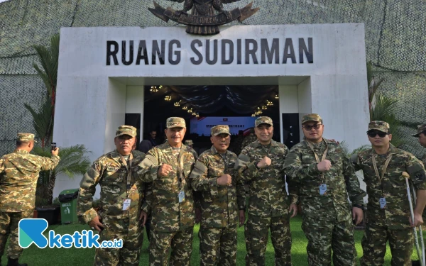 Thumbnail Wali Kota Madiun, Maidi foto bersama kepala daerah lainnya saat Retreat di Magelang, termasuk Eri Cahyadi (Foto: Dok. Ketik)