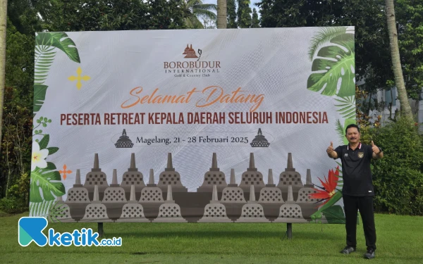 Thumbnail Wali Kota Madiun, Maidi mengacungkan kedua jempolnya di depan papan selamat datang peserta Retreat di Magelang (Foto: Dok. Ketik)