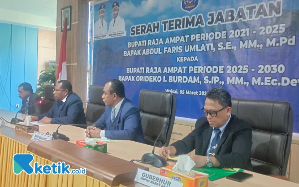 Thumbnail Dalam sambutannya, Abdul Faris Umlati menyampaikan terimakasih kepada seluruh masyarakat Raja Ampat atas kepercayaan terhadap dirinya memimpin Raja Ampat selama 2 Periode. Ia juga menyampaikan permohonan maaf, apabila dalam kepemimpinannya masih terdapat kekurangan.
"Saya menyampaikan terimakasih kepada seluruh masyarakat Raja Ampat atas kepercayaan nya terhadap saya memimpin Raja Ampat selama 2 periode. Saya juga menyampaikan permohonan maaf, apabila dalam kepemimpinan saya masih terdapat banyak kekurangan," ucap Umlati dalam sambutannya, Rabu 5 Maret 2025. (Foto: Abi/ Ketik.co.id)