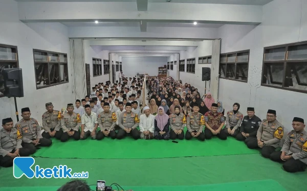 Thumbnail Berita - Kapolres Blitar Gelar Silaturahmi dan Buka Puasa Bersama Santri di Ponpes Al Falah