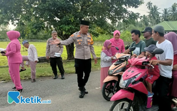 Thumbnail Polsek Gane Barat dan Bhayangkari di Halmahera Selatan Bagi-bagi Takjil Gratis