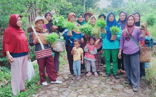 Thumbnail Berita - Serunya Membaca Tulisan Neneng Rosdiyana, Perempuan Tani Pengambil Alih 'Marxisme Indonesia'