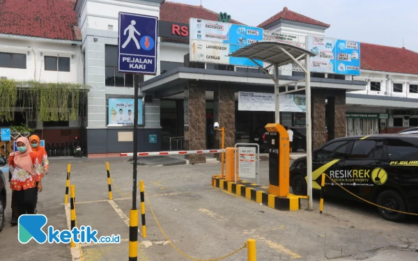 Thumbnail Selain menggunakan mesin parkir modern, marka dan rambu di area parkir RSUD Jombang kini juga tertata rapi dan bersih. Termasuk disediakan area untuk pejalan kaki. (Foto: I'ied Rahmat Rifadin/Ketik.co.id)