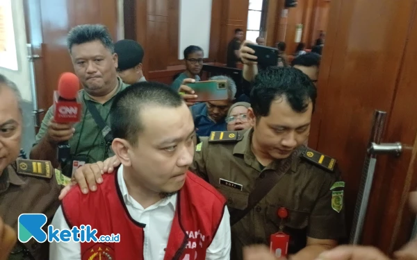 Thumbnail Berita - Ivan Sugiamto Terdakwa Penyuruh Siswa SMK Gloria 2 Mengonggong Dituntut 10 Bulan Penjara