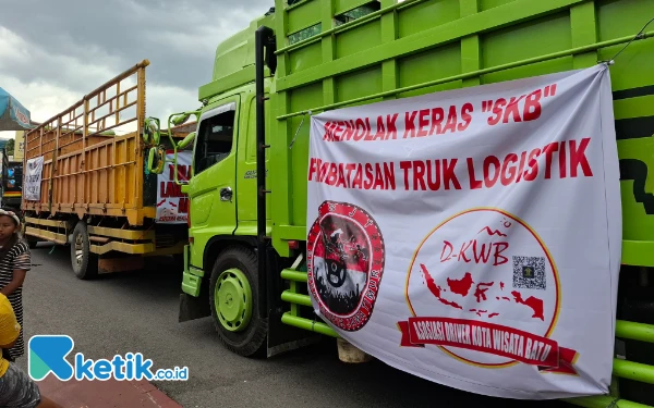 Puluhan Truk Kepung DPRD Jatim, Kecam Larangan Beroperasi di Masa Lebaran