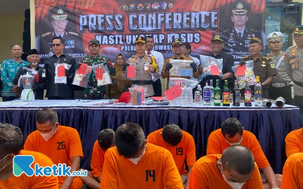 Thumbnail Hasil Operasi Pekat 2025, Polres Bondowoso Musnahkan Ratusan Botol Miras dan Pil Logo Y
