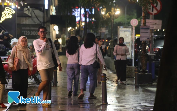 Thumbnail Jalan Tunjungan yang menyimpan sejarah tersebut kini telah mengalami modernisasi dengan tetap merawat sejumlah bangunan bersejarahnya, hingga mampu menjadi kawasan wisata. (Foto: Rahmat Rifadin/Ketik.co.id)