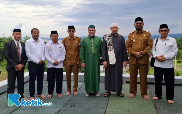 Thumbnail Bupati Bassam,Wabup Helmi Umar Muchsin, dan Ketua utama Alkhairaat Habib Sayyid Alwi bin Saggaf Aljufri Berpose Bersama di Masjid Alkhairat Labuha Halmahera Selatan (Foto: Mursal Bahtiar/Ketik.co.id ) (Senin 24 Maret 2025)