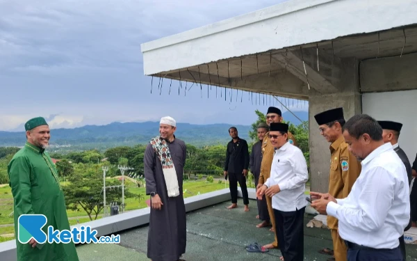 Thumbnail Bupati dan seluruh rombongan menikmati udara sejuk dari atas Masjid Agung Alkhairaat (Foto:Mursal Bahtiar/Ketik.co.id) (Senin, 24 Maret 2025)