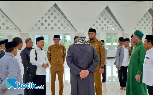 Thumbnail Bincang ringan Bupati Bassam dan Wabup Helmi dalam ruang Masjid Agung Alkhairaat (Foto :Mursal Bahtiar/Ketik.co.id) (Senin 24 Maret 2025)