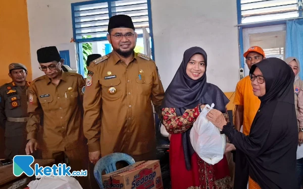 Thumbnail Ketua PKK Halmahera Selatan Rifa’at Al-Sa’adah Bassam menyerahkan Bantuan kepada Korban Banjir di Temani Bupati Bassam. (Foto:Mursal Bahtiar/Ketik.co.id) (Senin 24 Maret 2025)