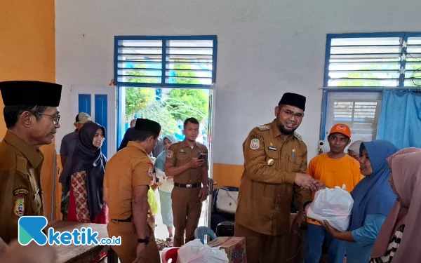 Thumbnail Bupati Halmahera Selatan Hasan Ali Bassam Kasuba menyerahkan Bantuan Secara Simbolis kepada salah satu warga korban Banjir di Desa Amasing Kota. Bassam Kasuba berharap Kolaborasi antar Pemda (BPBD) dapat memberikan solusi terbaik dalam mengatasi banjir dalam jangka panjang. (Foto:Mursal Bahtiar/Ketik.co.id) (Senin 24 Maret 2025)