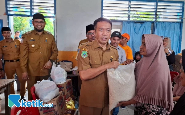 Thumbnail Kepala BPBD Halmahera Selatan Aswin Adam Saat menyerahkan Bantuan Paket Sembako kepada warga Korban Banjir kecamatan Bacan (Foto:Mursal Bahtiar/Ketik.co.id) (Senin 24 Maret 2025)