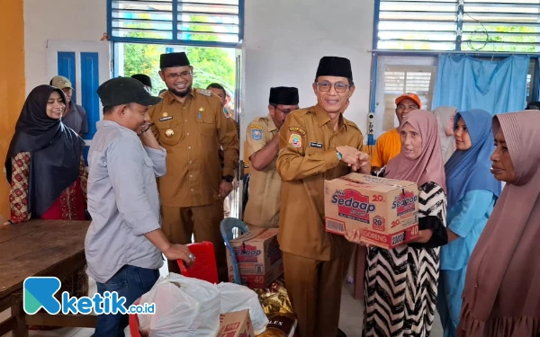 Thumbnail Wakil Bupati Halmahera Selatan Helmi Umar Muchsin menyerahkan bantuan kepada salah satu warga korban Banjir. Wabup Helmi turut prihatin atas banjir yang menimpa warga. (Foto:Mursal Bahtiar/Ketik.co.id) (Senin 24 Maret 2025)