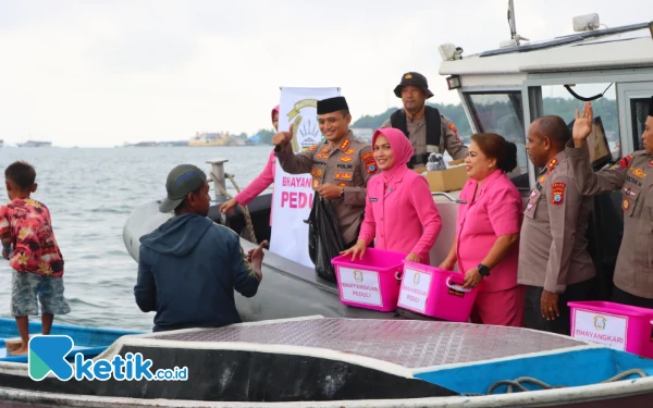 Polresta Sorong Kota dan Bhayangkari Berbagi Takjil pada Warga Nelayan dan Anak-anak Dermaga Pulau Doom