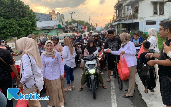 PIRA Kabupaten Blitar Berbagi Takjil di Bulan Ramadhan, Warga Antusias Sambut Kepedulian Sosial