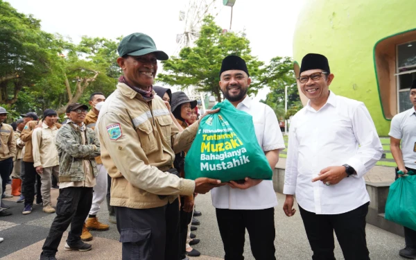Thumbnail Berita - 310 Petugas Kebersihan Dapat Bingkisan Lebaran dari Wali Kota Batu