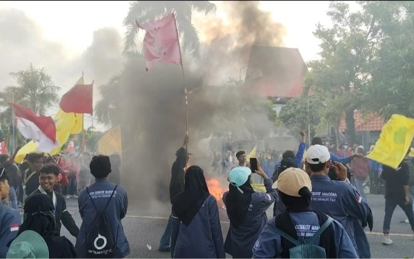 Thumbnail Berita - Demo Mahasiswa Tuban Tolak Revisi UU TNI dan Pengesahan UU Perampasan Aset , Massa Bakar Bahan Bekas dan Pocong