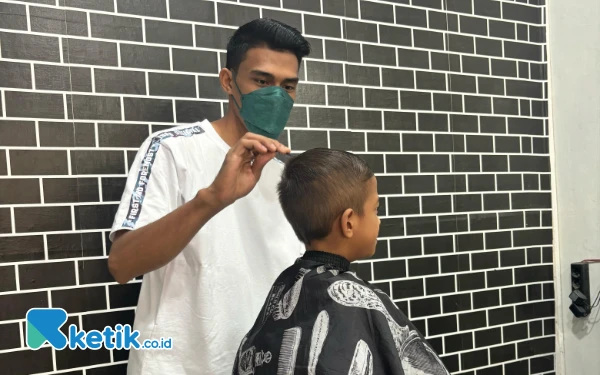 Kembali Beraksi, Gemar Gratiskan Pangkas Rambut Yatim di Babahrot Jelang Idul Fitri