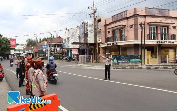 Thumbnail Berita - ‎Anggota Pos Terpadu Operasi Ketupat Semeru Polres Batu Terjun ke Kawasan Wisata   ‎