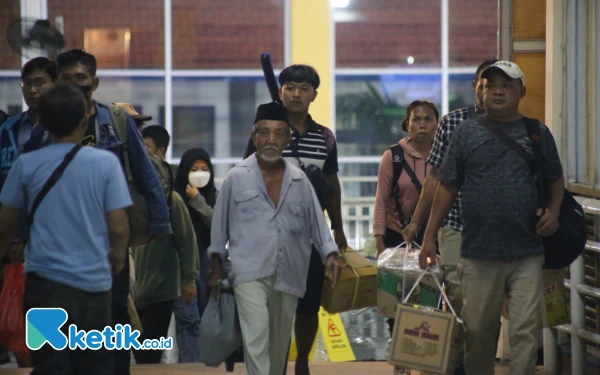 Thumbnail Berita - Calo Tiket Masih Berkeliaran di Terminal Purabaya Bungurasih pada Puncak Mudik Idulfitri 2025