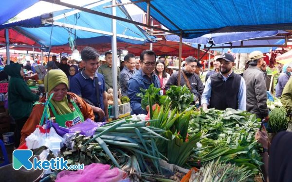 Thumbnail Berita - ‎Sidak Pasar Among Tani, Wali Kota Batu Temukan Harga Daging Naik Jelang Lebaran 2025