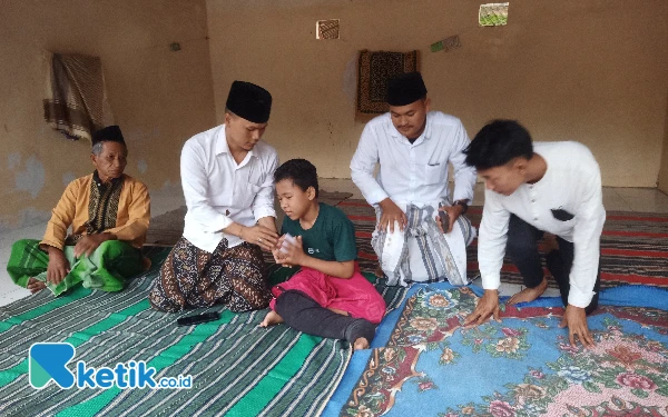 Thumbnail Berita - Rekan Indonesia Sampang Serahkan Uang Hasil Open Donasi kepada Anak Yatim Penderita Kanker