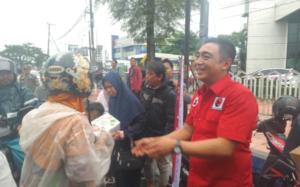Semangat Marhaen, Ratusan Kader BMI Bagikan Sembako dan Takjil di Jember
