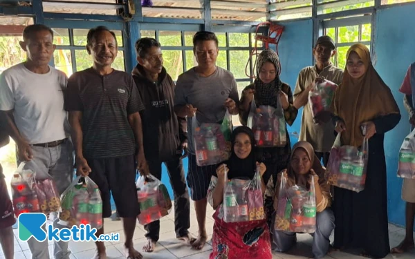 Thumbnail Berita - Pemdes Kupal Bacan Halsel Bagikan Paket Lebaran ke Perangkat Desa, BPD Imam, dan Badan Syariah