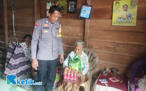 Thumbnail Berita - Sambut Idulfitri Bhabinkamtibmas Polsek Pulau Bacan Halsel Bripka Rahman Suhaem Bagi-Bagi Sembako ke Lansia