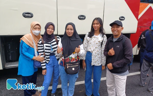 Thumbnail Berita - Pertama Kali Ikuti Mudik Gratis Pemprov Jatim, Keluarga Ini Rela Antri Tiket dari Jam 3 Pagi