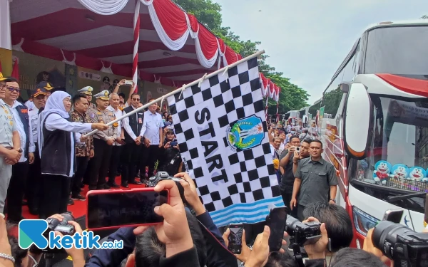 Thumbnail Berita - Pemprov Jatim Sediakan 102 Armada Bus, Gubernur Khofifah: Mudik Gratis Tak Kena Efisiensi