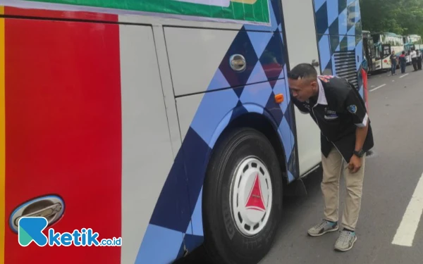 Thumbnail Berita - Cek Semua Perlengkapan, Kru Bus Ini Pastikan Penumpang Mudik Gratis Pemprov Jatim Aman Sampai Tujuan